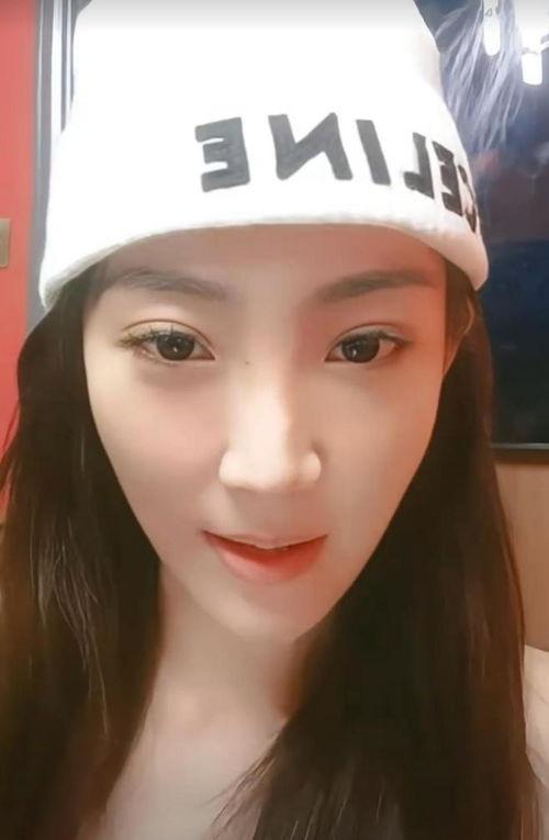 马卉吃瓜照片,尽显明星风范