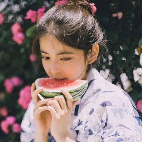 表示吃瓜的网名女生,一位吃瓜女生的网络生活剪影