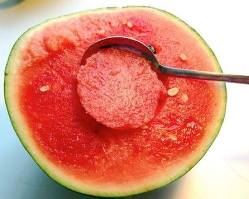 挖眼球吃瓜,揭秘挖眼食瓜的恐怖真相